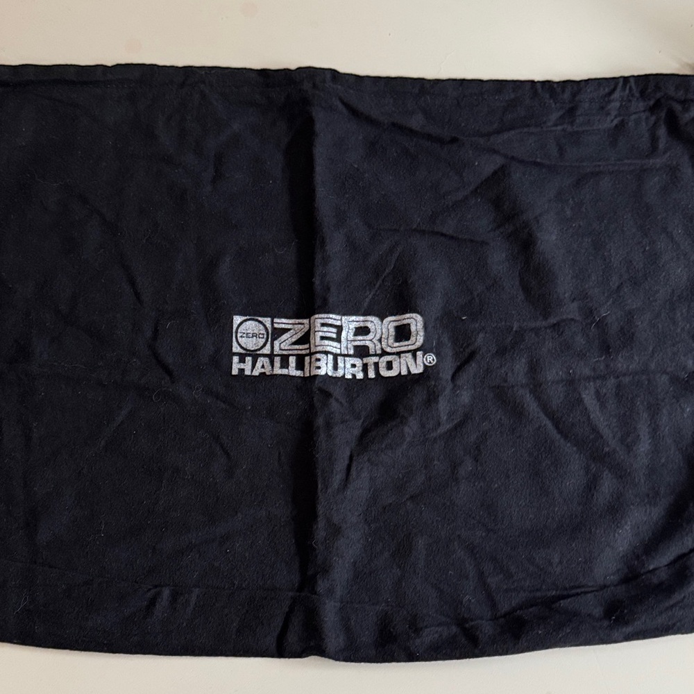 Zero Halliburton Black Dust Cover